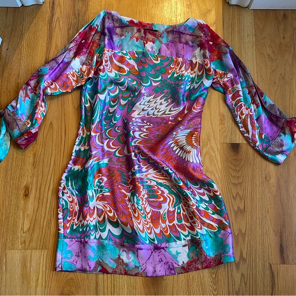 100% silk
3/4 sleeve, boat neckline, printed, print, fuscia, teal, short